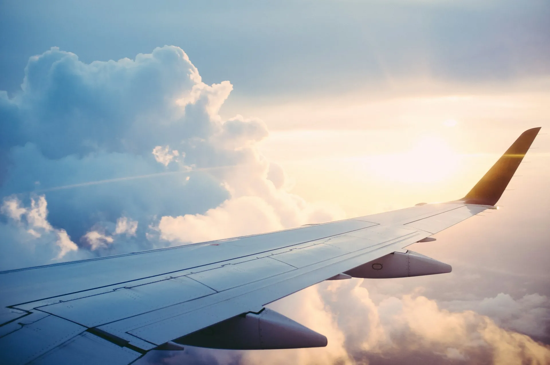 Connecting flights: minimum connection time and the separate-ticket trap